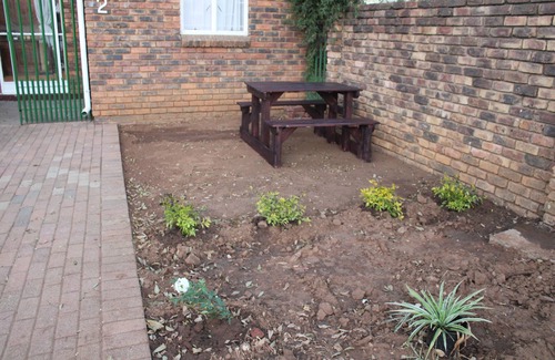 Pretoria North House | Lovely 2 Bed House 5min Walk To Pretoria North Mall Free Netflix
