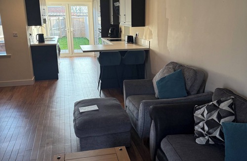 Lincoln House | Lovely 2 bed house in Lincoln, 12 minute walk from the famous Bailgate. Sleeps 4
