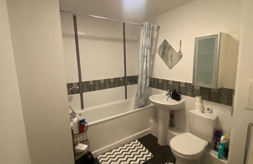 Aylesbury Apartment | Lovely 2-Bed Serviced apartment with free parking