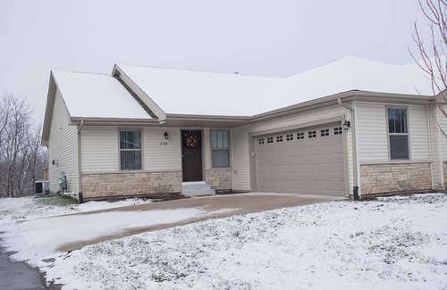 Loves Park House | Lovely 2 Bed w/Office Loves Park