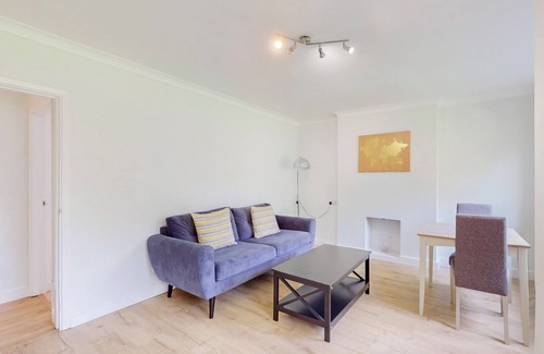 Putney Apartment | Lovely 2 Bed with Balcony near East Putney Station