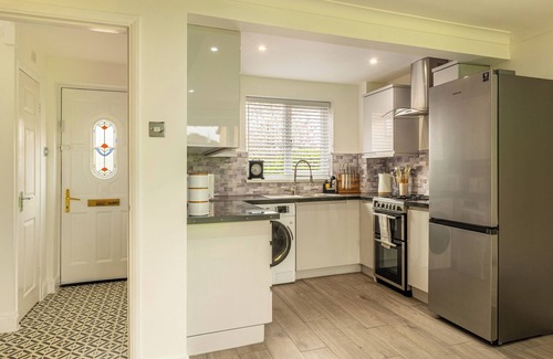 Milton Keynes House | Lovely 2 bed with large garden, close to MK Central Rail station & City Centre