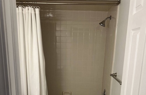 Macomb Condo | Lovely 2 bedroom condo in great location with free parking