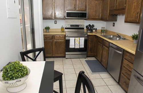 Village Seven Apartment | Lovely 2 bedroom! Close to All.