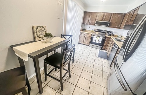 Village Seven Apartment | Lovely 2 bedroom! Close to All.