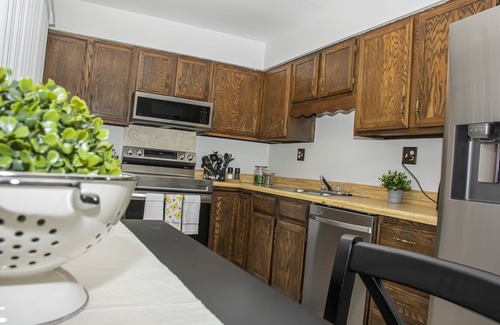 Village Seven Apartment | Lovely 2 bedroom! Close to All.