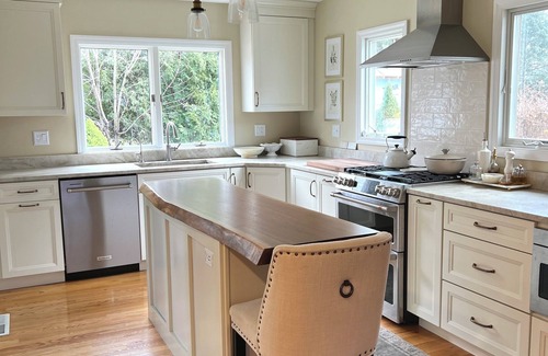 Saratoga Springs House | Lovely 2-bedroom home close to downtown Saratoga Springs, Racetrack, and SPAC!