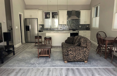 Willow Glen Cottage | Lovely 2 Bedroom 2 Bathroom Private Cottage