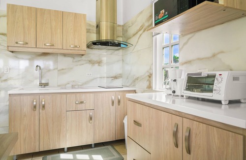 Koyari Apartment | Lovely 2-bedroom apartment in Noord with Garden & Pool