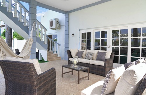 Koyari Apartment | Lovely 2-bedroom apartment in Noord with Garden & Pool
