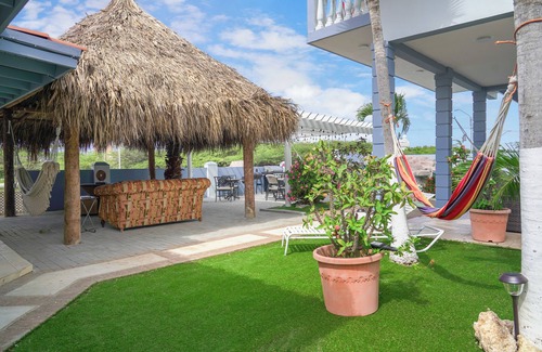 Koyari Apartment | Lovely 2-bedroom apartment in Noord with Garden & Pool