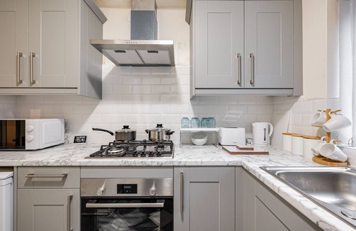 Belle Vue Apartment | Lovely 2 Bedroom Apartment with fireplace in Manchester, U.K