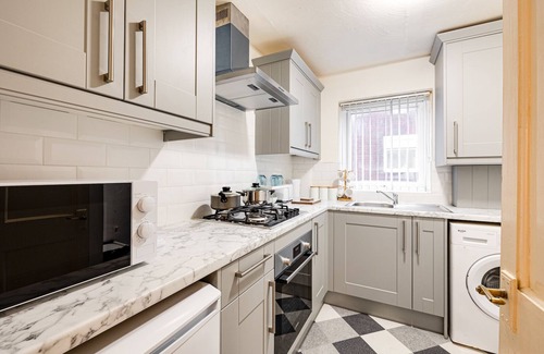 Belle Vue Apartment | Lovely 2 Bedroom Apartment with fireplace in Manchester, U.K