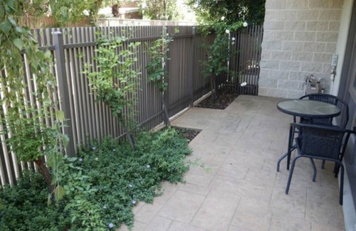 Shepparton South House | Lovely 2 bedroom apartment across from Shepp Lake.