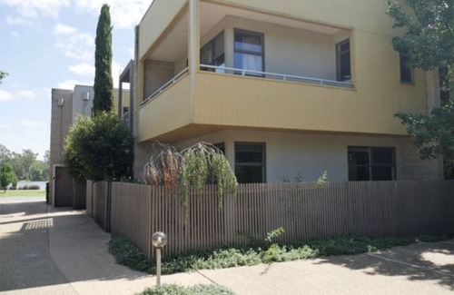 Shepparton South House | Lovely 2 bedroom apartment across from Shepp Lake.