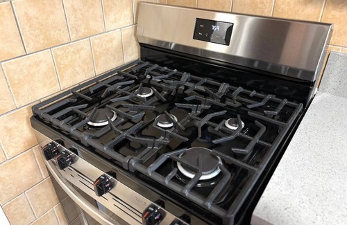 Inglewood Apartment | Lovely 2-bedroom apartment with WiFi, king size bed & parking in Inglewood