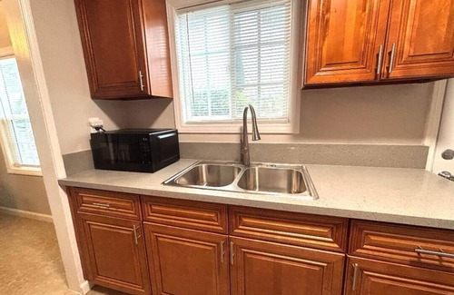 Inglewood Apartment | Lovely 2-bedroom apartment with WiFi, king size bed & parking in Inglewood