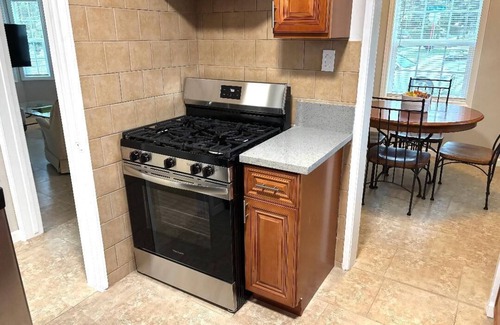 Inglewood Apartment | Lovely 2-bedroom apartment with WiFi, king size bed & parking in Inglewood