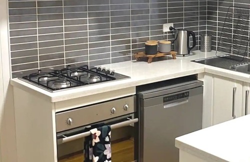 Petersham North Condo | Lovely 2 bedroom apartment with city views