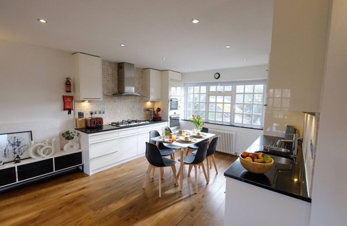 Datchet Apartment | Lovely 2 bedroom apartment, free parking & garden