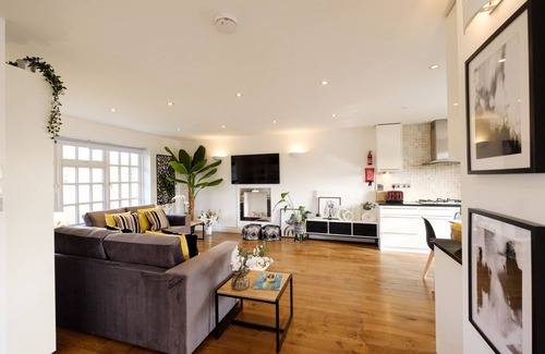 Datchet Apartment | Lovely 2 bedroom apartment, free parking & garden