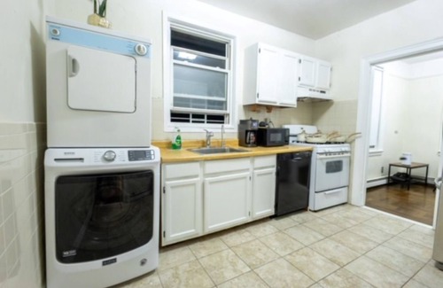 Park Hill House | Lovely 2-bedroom apartment in a house in Yonkers with WiFi access