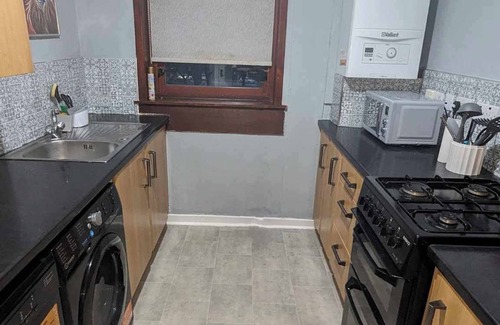 Glenisla Apartment | Lovely 2-bedroom apartment with WiFi in charming Dundee