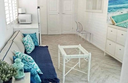 Woollahra Apartment | Lovely 2 Bedroom Apartment with Seascape Art!