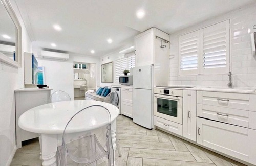 Woollahra Apartment | Lovely 2 Bedroom Apartment with Seascape Art!