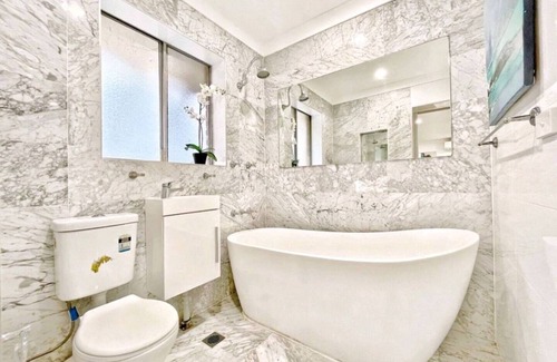 Woollahra Apartment | Lovely 2 Bedroom Apartment with Seascape Art!