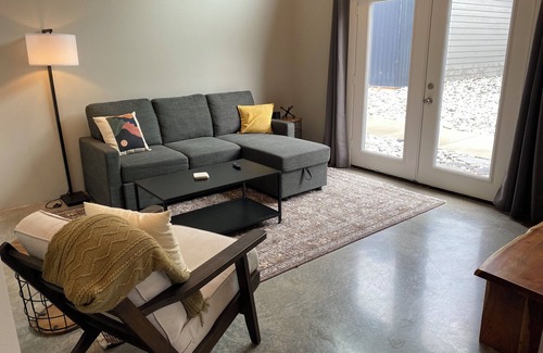 Mount Vernon Cottage | Lovely 2-bedroom cottage located in downtown Mount Vernon!