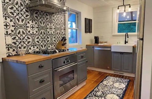 Yakima House | Lovely 2 Bedroom Carriage House Unit with Loft