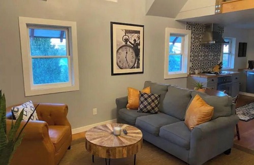 Yakima House | Lovely 2 Bedroom Carriage House Unit with Loft