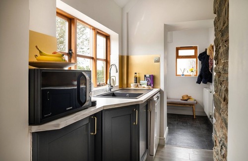 Pontesbury House | Lovely 2 Bedroom Countryside Hot Tub Retreat
