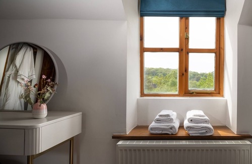 Pontesbury House | Lovely 2 Bedroom Countryside Hot Tub Retreat
