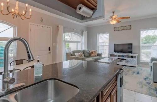 Long Beach Condo | Lovely 2 Bedroom Condo with a Pool and Beach View