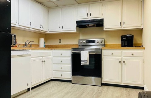Lansdowne Apartment | Lovely 2-bedroom condo Lansdowne