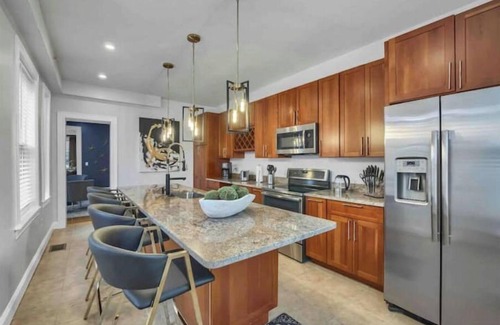 Washington Park House | Lovely 2 bedroom condo 5 mins from downtown