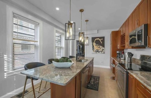 Washington Park House | Lovely 2 bedroom condo 5 mins from downtown