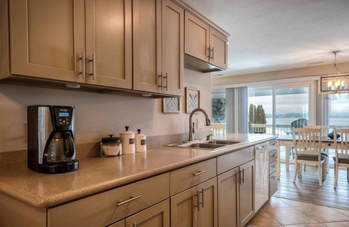 Polson Condo | Lovely 2 Bedroom Condo! Free Wi-Fi! Day Dock! Gym