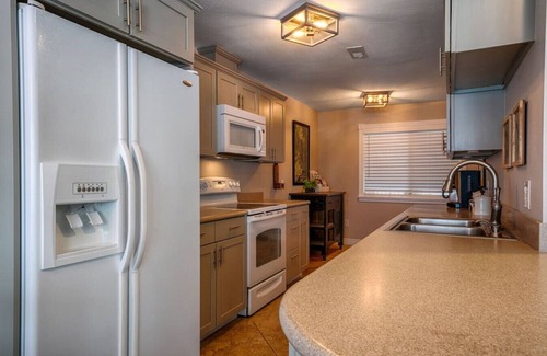 Polson Condo | Lovely 2 Bedroom Condo! Free Wi-Fi! Day Dock! Gym