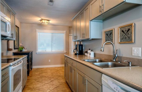 Polson Condo | Lovely 2 Bedroom Condo! Free Wi-Fi! Day Dock! Gym