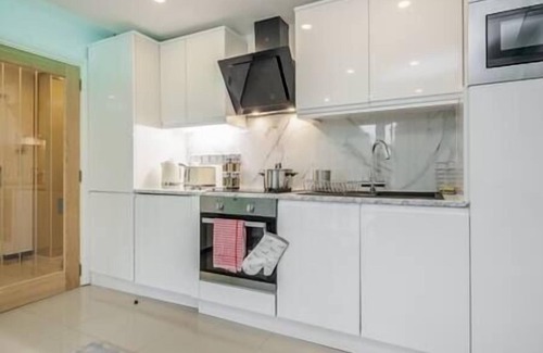 Mapesbury Apartment | Lovely 2-Bedroom Condo With Balcony and Park View