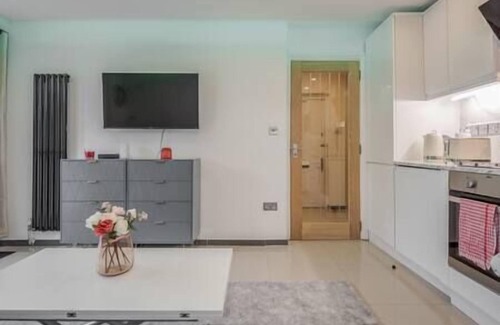Mapesbury Apartment | Lovely 2-Bedroom Condo With Balcony and Park View