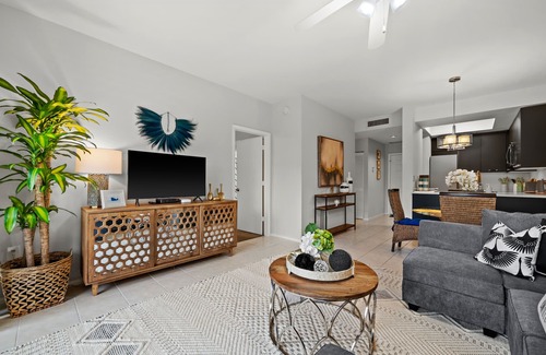 Central Naples Condo | Lovely 2 Bedroom Condo with Pool & Tennis Courts