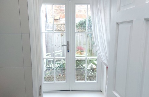 Highgate Cottage | Lovely 2 Bedroom Cottage in Highgate Village, London