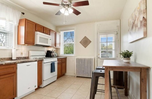 St. Louis Apartment | Lovely 2 Bedroom | Dogtown | Full Kitchen