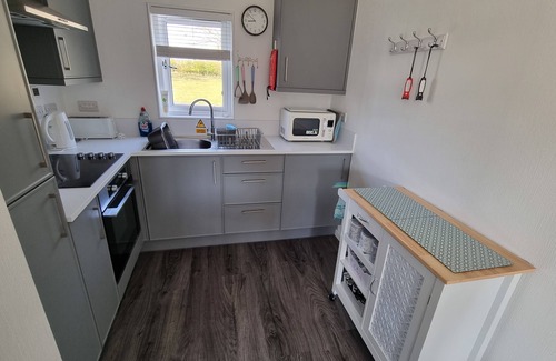 Oulton Broad House | Lovely 2 Bedroom Chalet Holiday Home by The Broads
