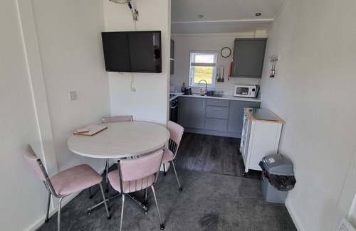 Oulton Broad House | Lovely 2 Bedroom Chalet Holiday Home by The Broads