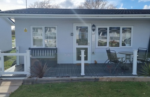 Oulton Broad House | Lovely 2 Bedroom Chalet Holiday Home by The Broads